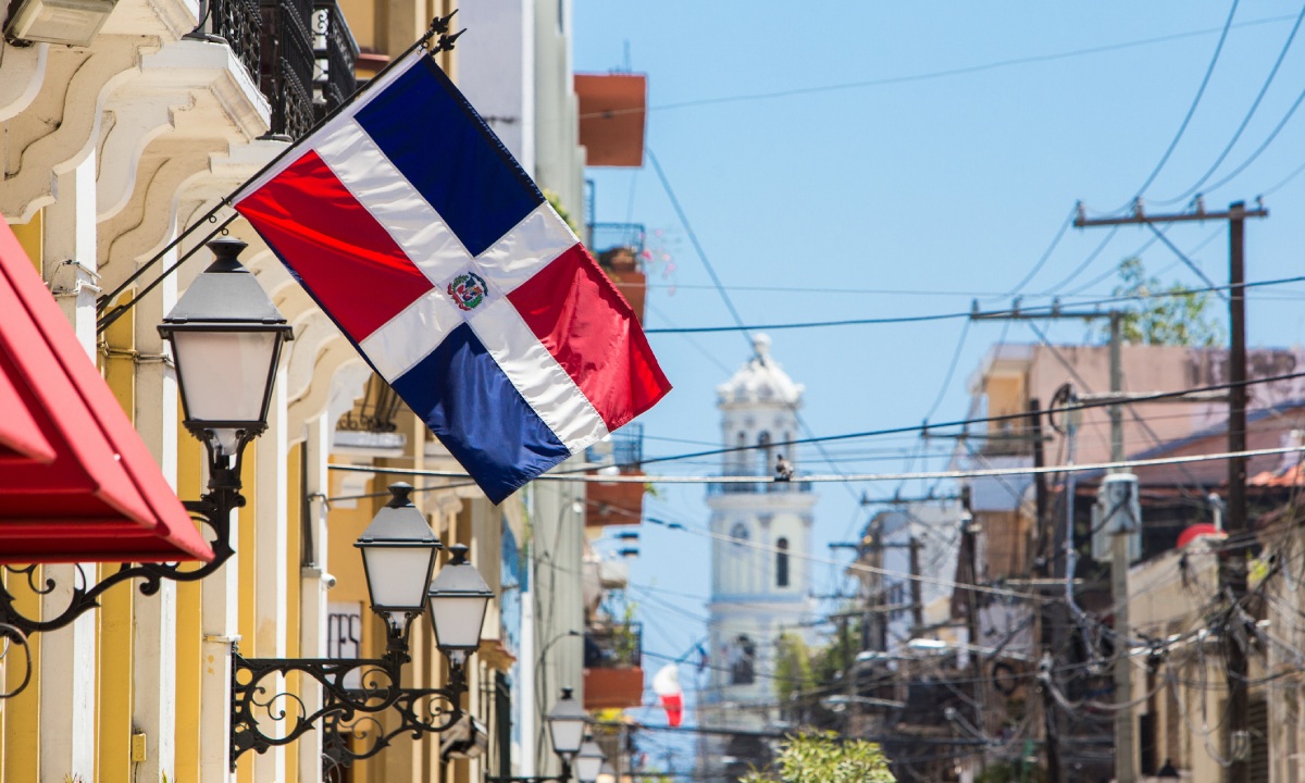Bandera dominicana en calle El Conde, Zona Colonial de Santo Domingo, República Dominicana