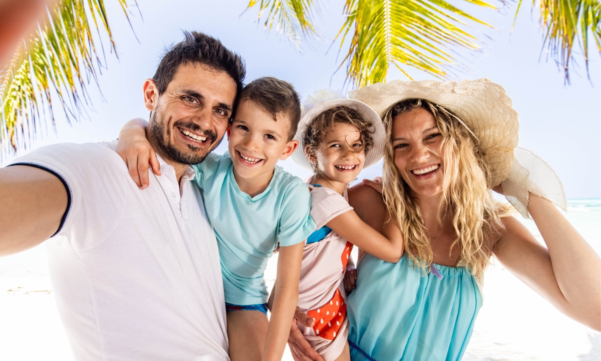 Lachende Familie am Strand