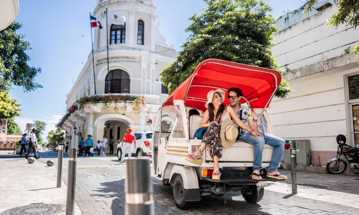 Pareja en taxi en Santo Domingo