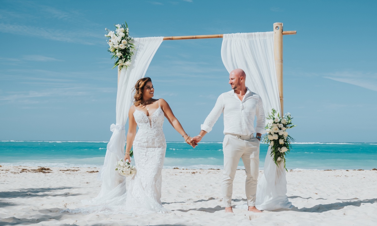 Pareja de novios en la playa