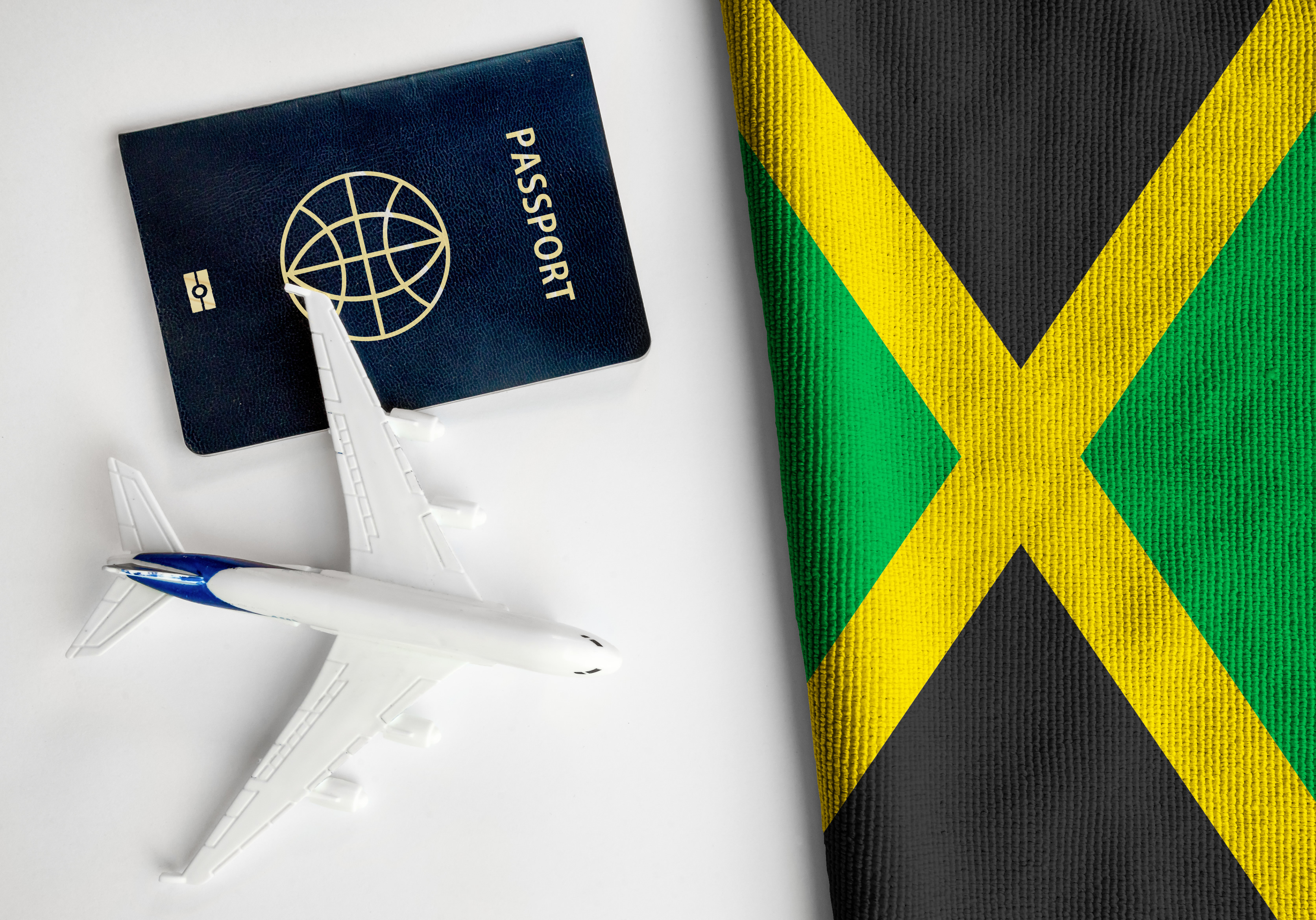Jamaikanische Flagge, Reisepass und kleines Flugzeug