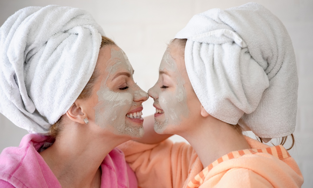 Mutter und Tochter mit Gesichtsmaske