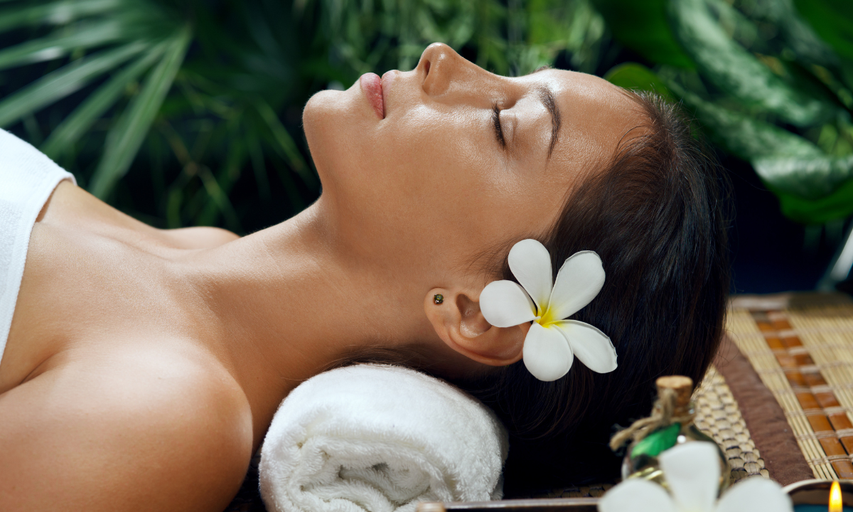 Una mujer relajándose en un spa