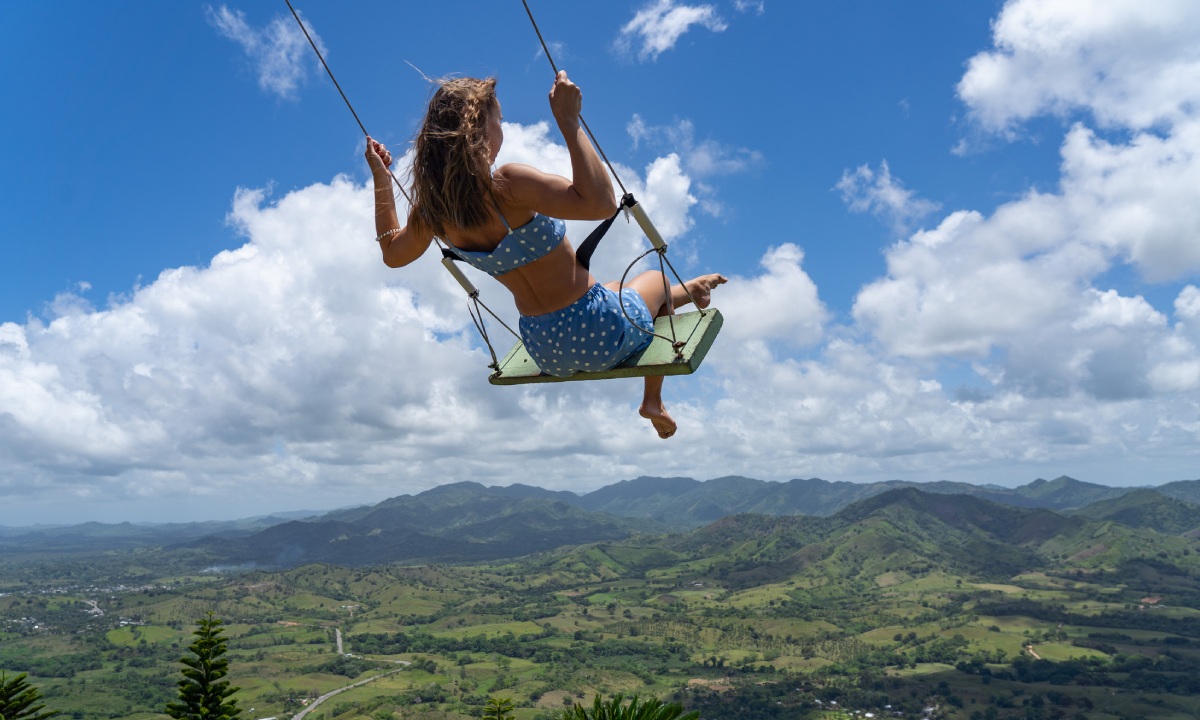 Frau auf einer Schaukel auf der Montaña Redonda