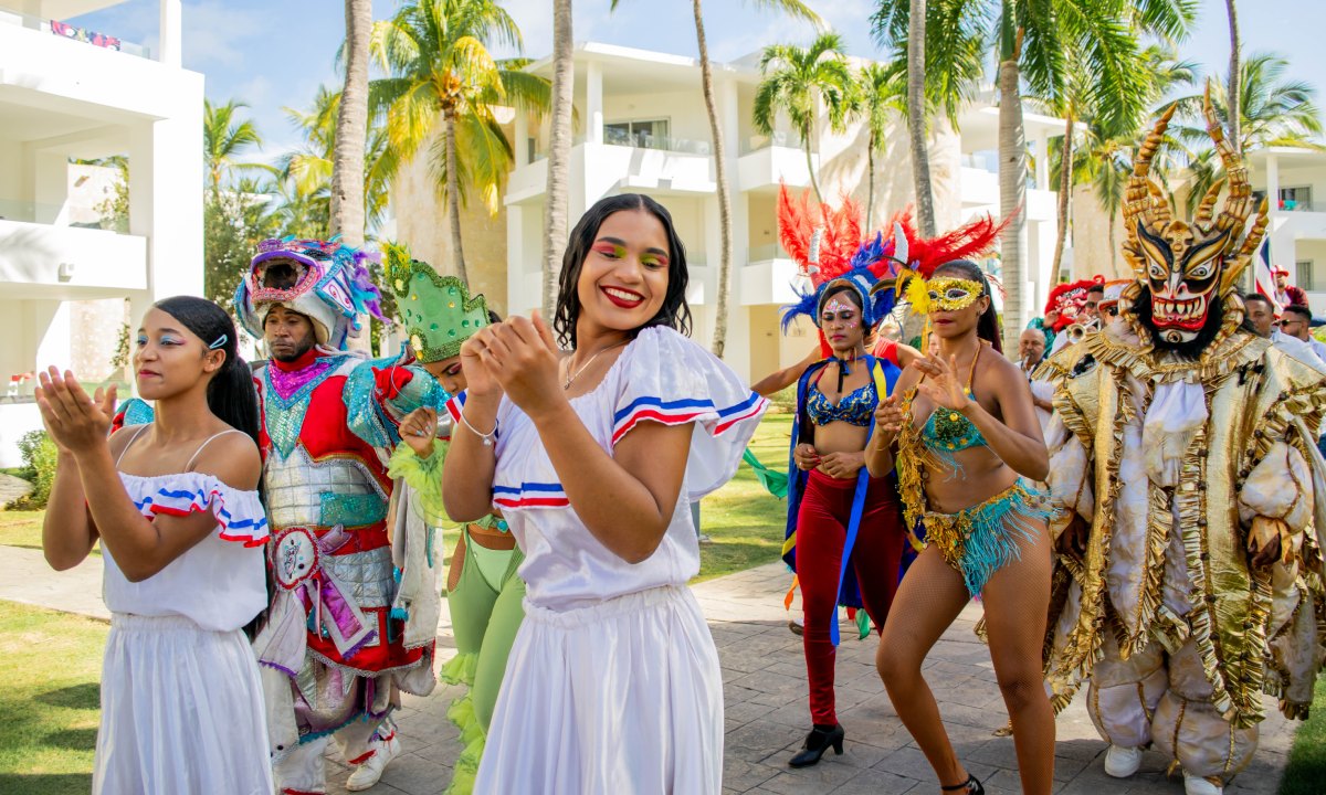 Bailarinas y bailarines desfilando en el carnaval de República Dominicana