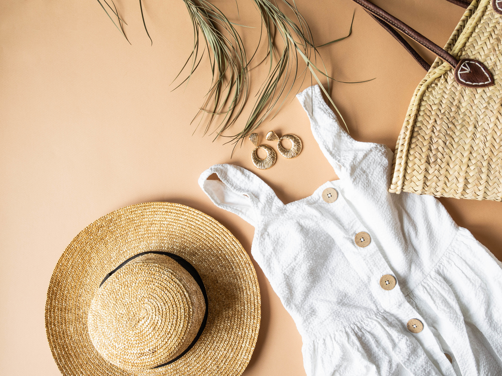 Kleid, Strandtasche und Strohhut