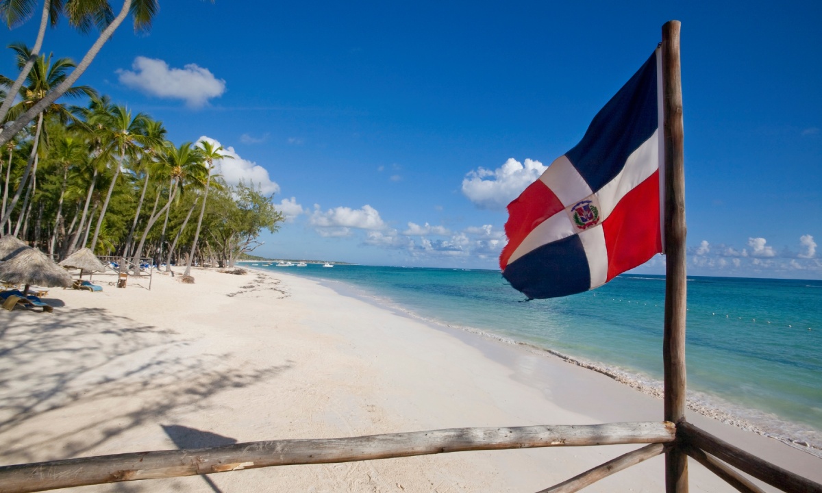 Flagge von Punta Cana mit Strand im Hintergrund