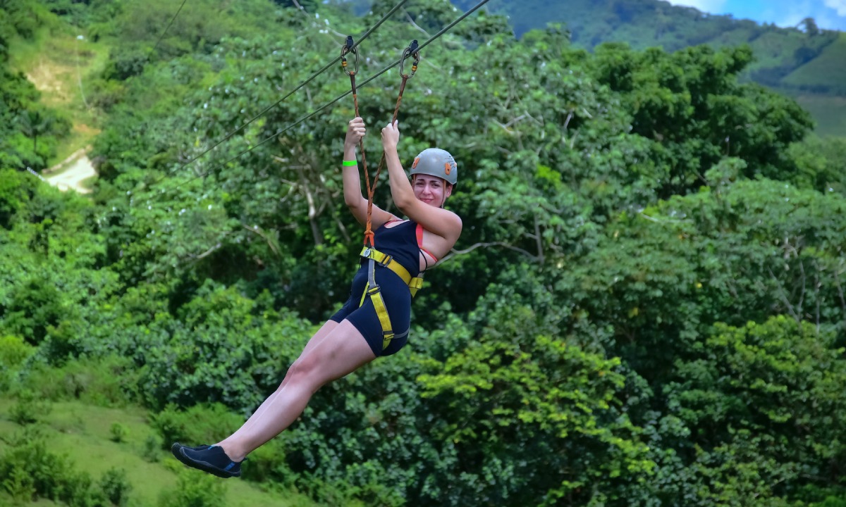 Mujer en tirolina en Bávaro Adventure Park