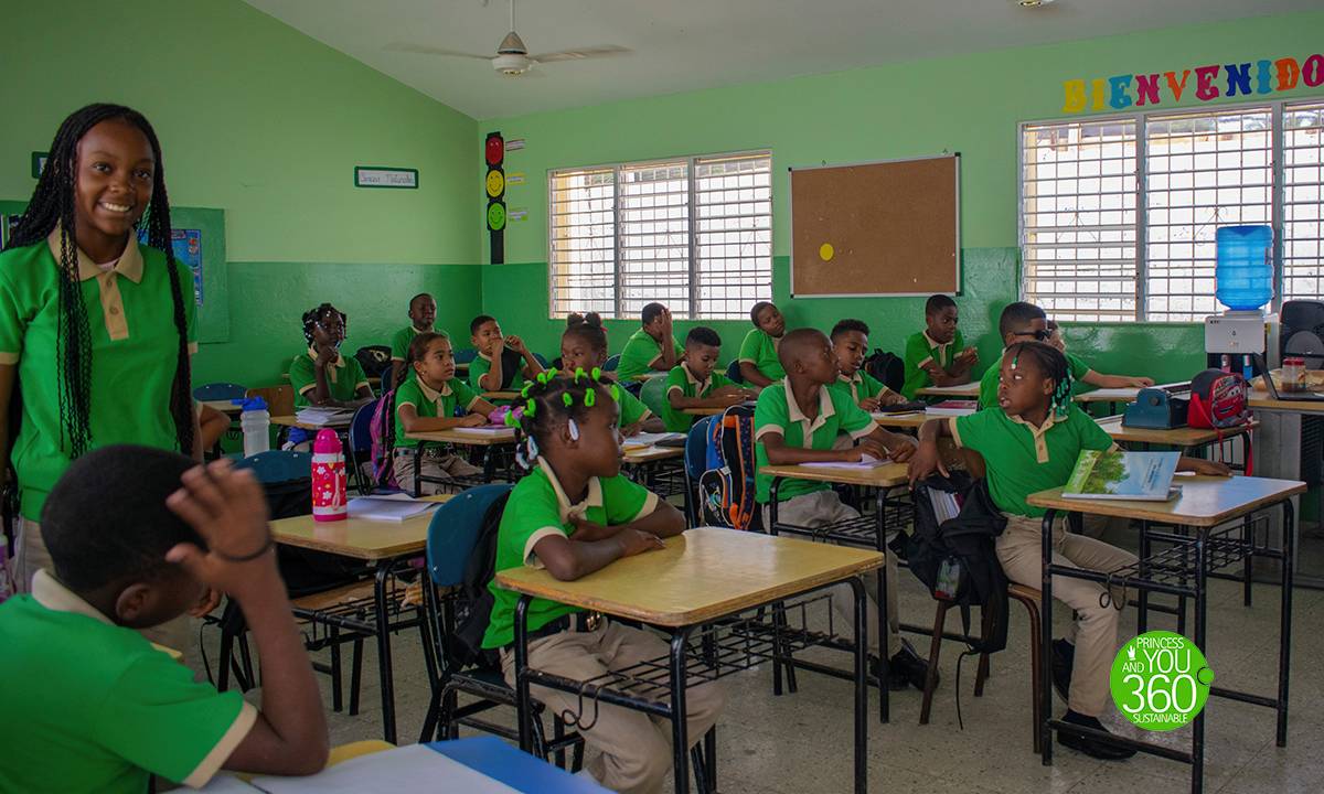 Entrega de útiles escolares en el colegio del Cortecito