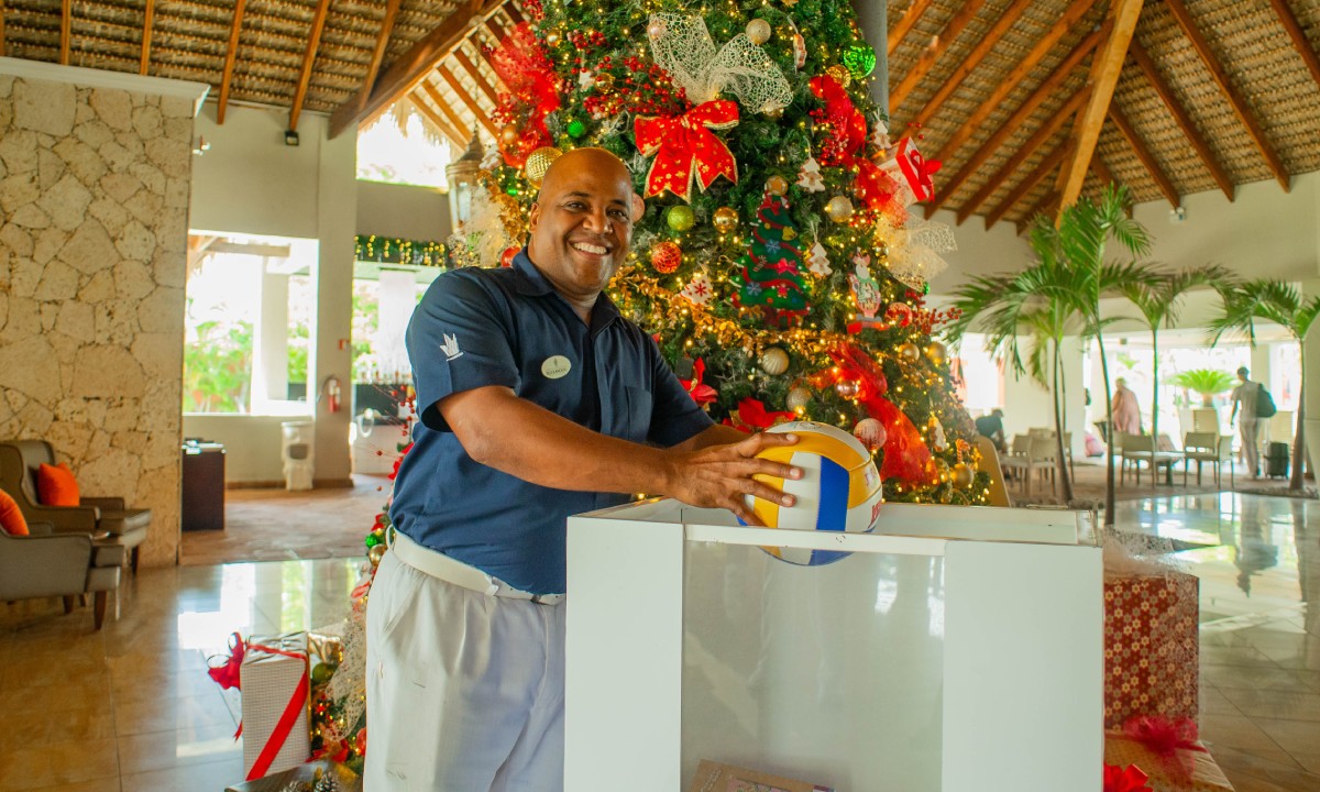 Hombre donando pelota para El Árbol de la Ilusión