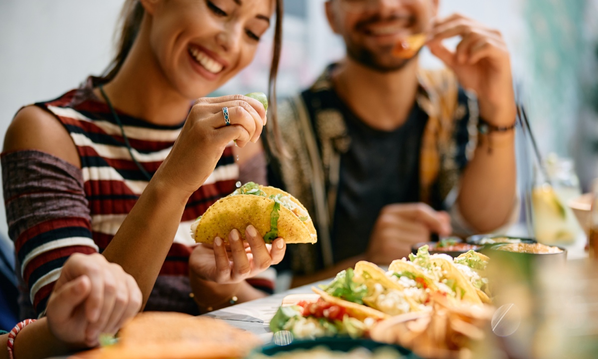 Mujer comiendo taco