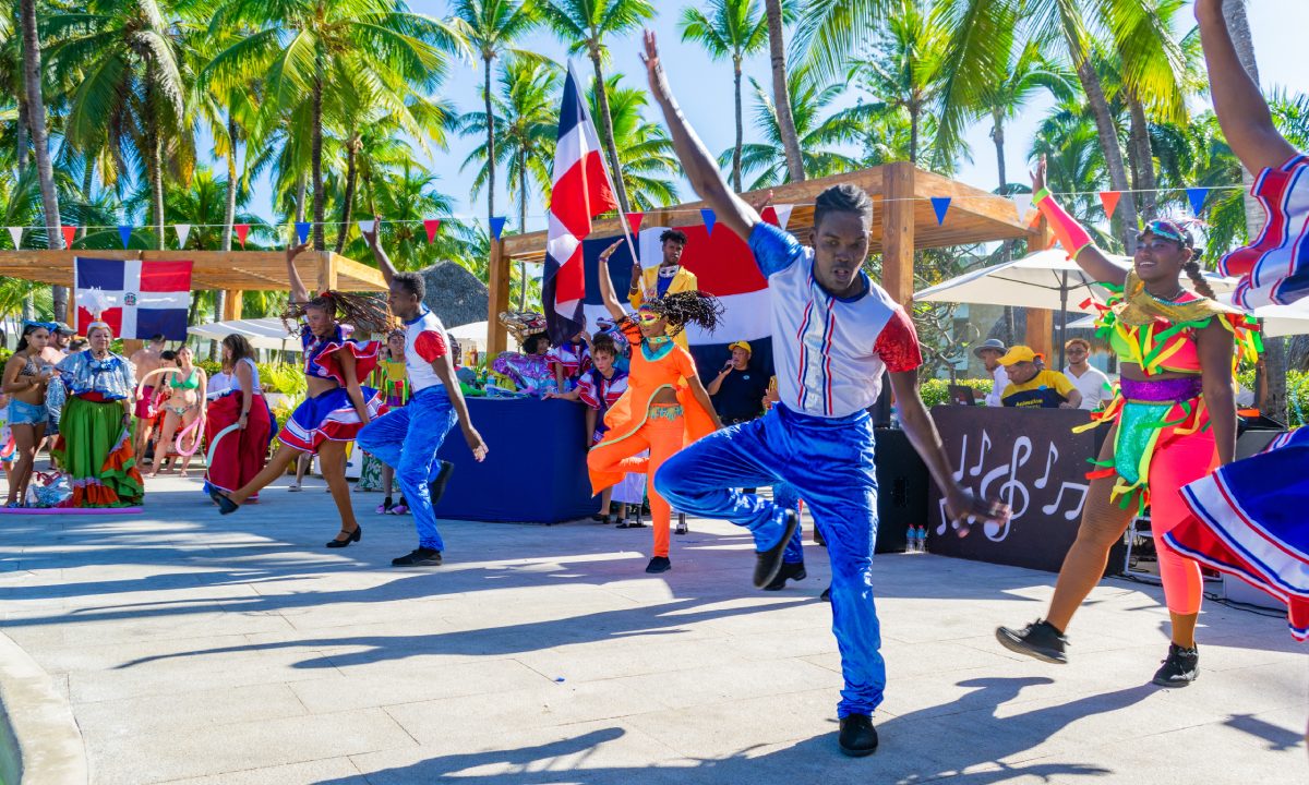 Bailarines bailando en el desfile del Día de la Independencia de República Dominicana