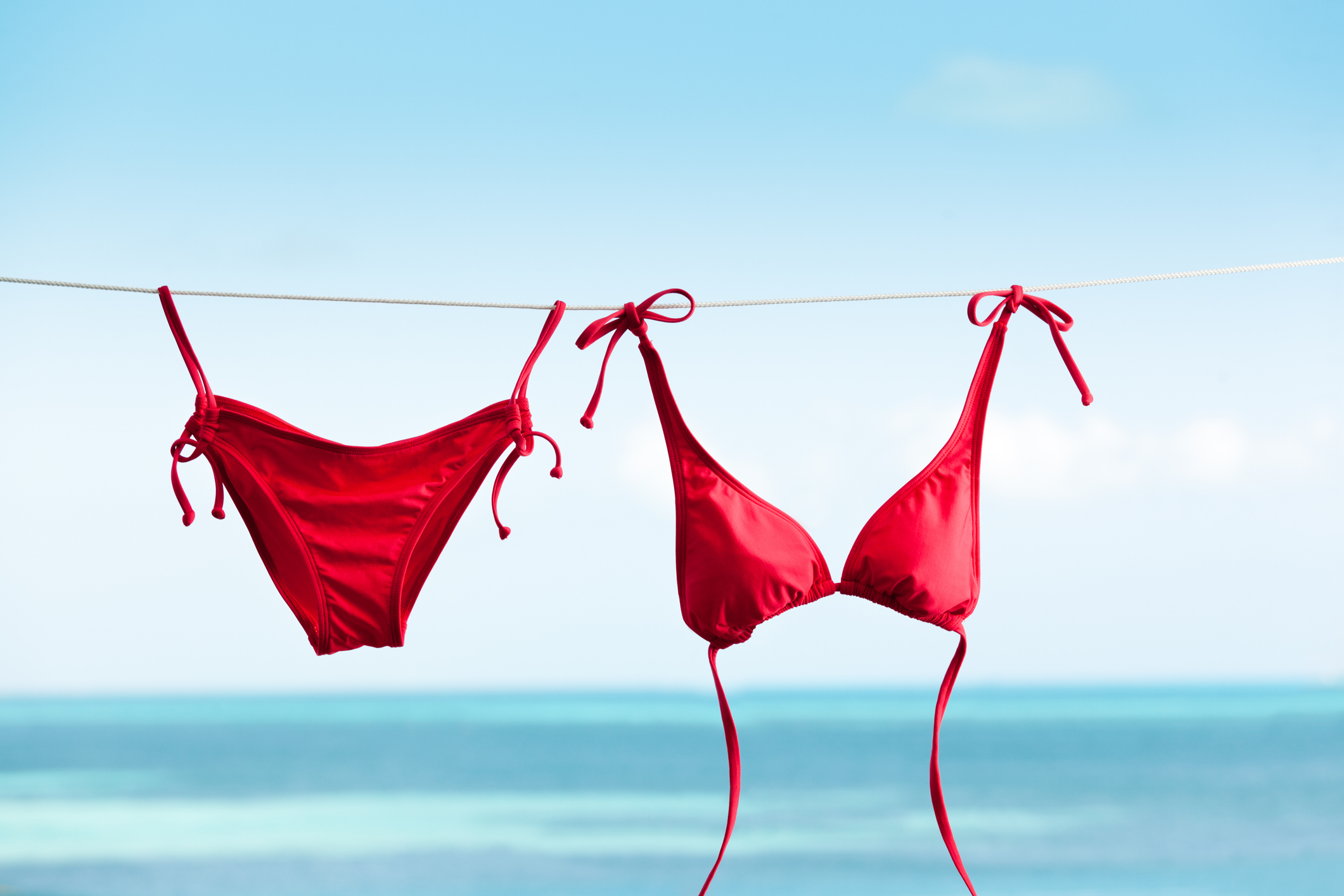 Roter Bikini aufgehängt