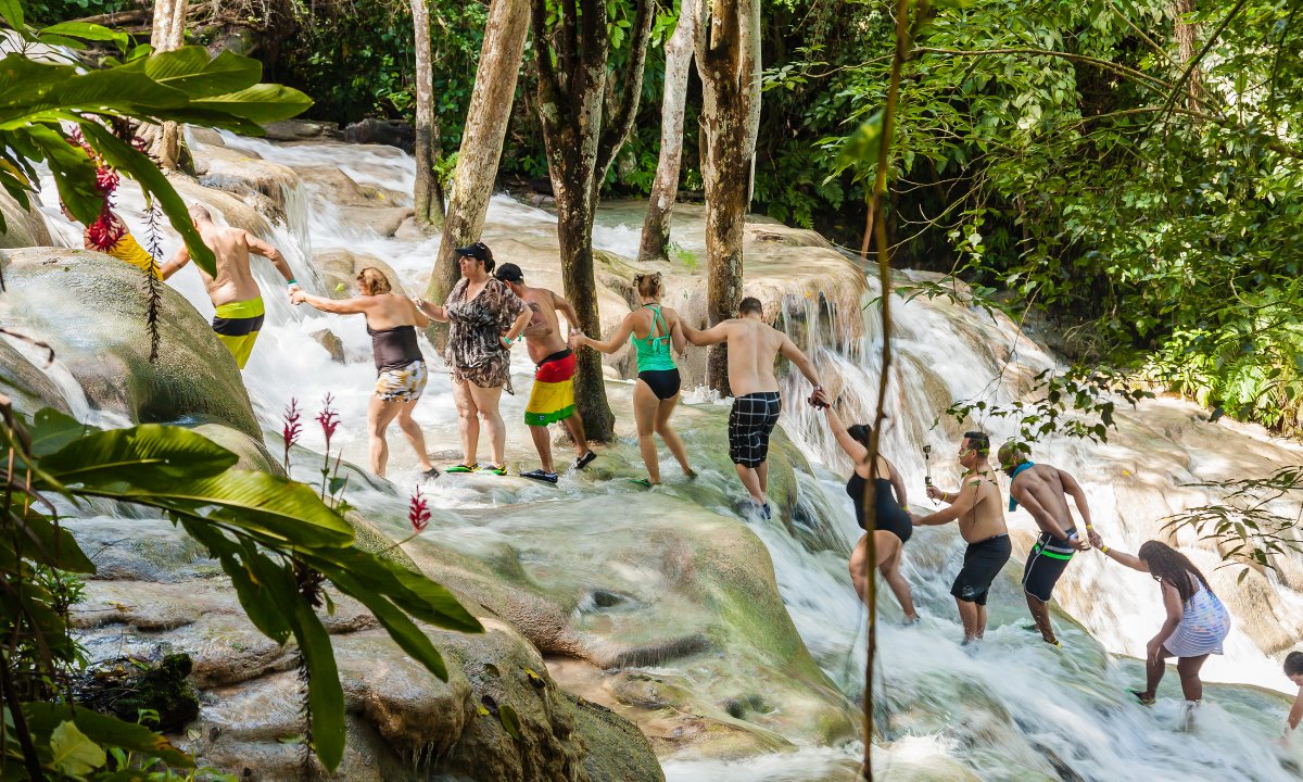 enschen erklimmen den Wasserfall bei Dunn’s River