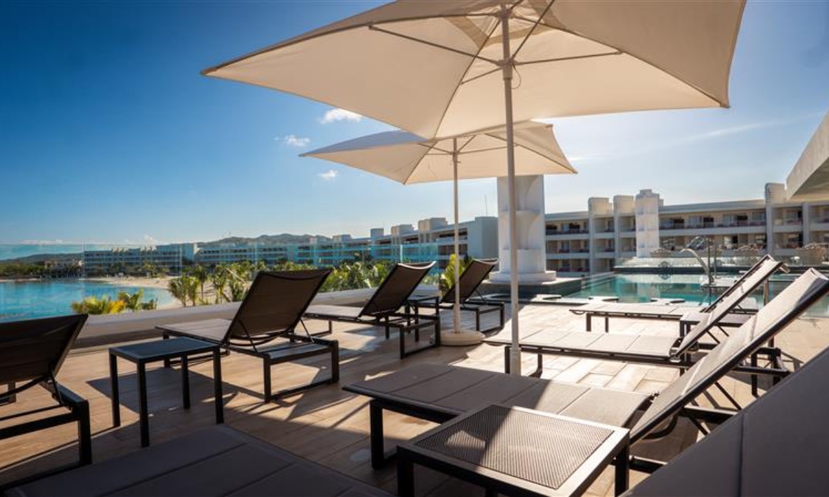 Terraza junto a infinity pool en Princess Senses The Mangrove