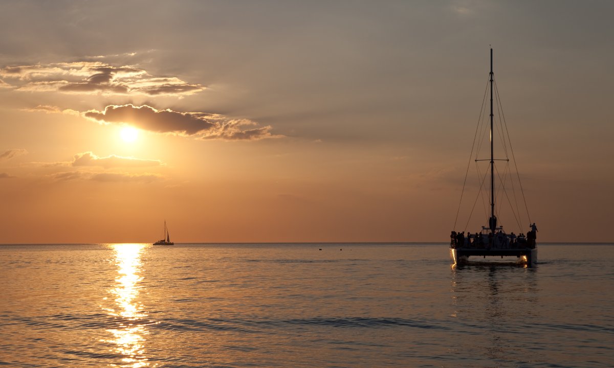 ine Katamaranfahrt bei Sonnenuntergang