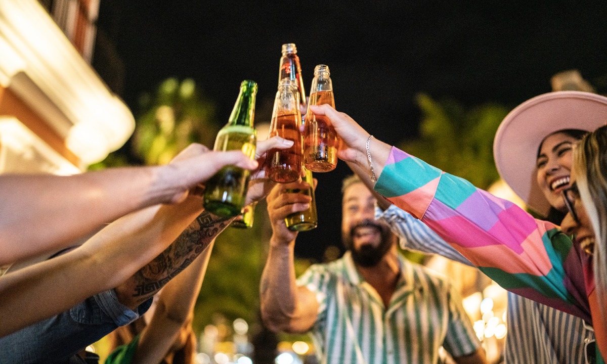 Amigos brindando con cervezas