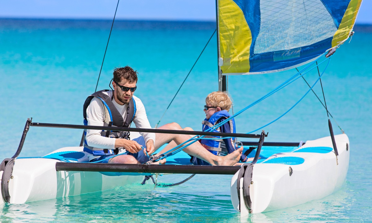 Padre con hijo en catamarán