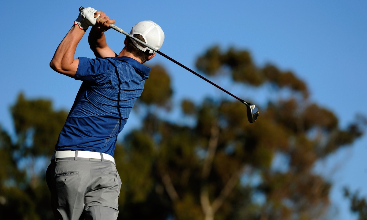 Hombre jugando al golf