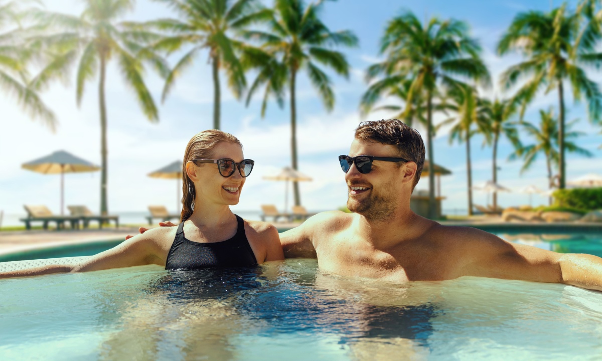 Pareja en un jacuzzi en uno de los hoteles Princess