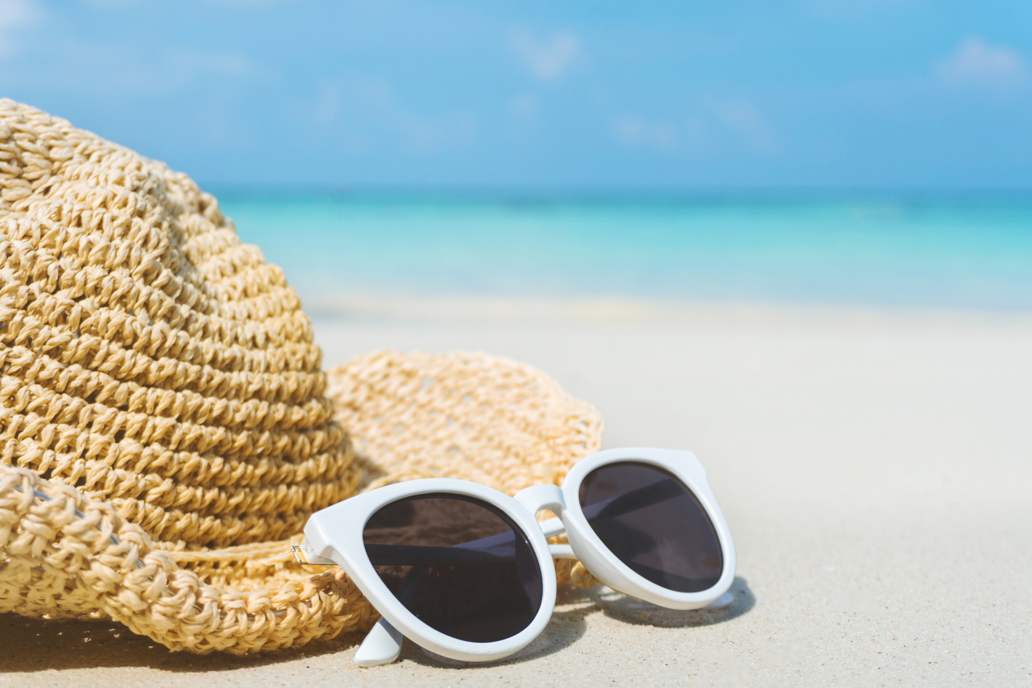 Sonnenbrille und Hut