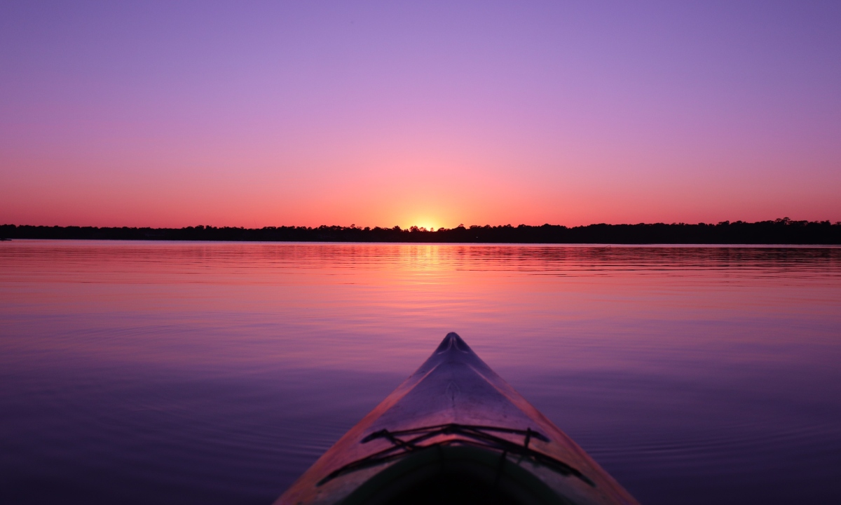 Kajak bei Sonnenuntergang auf der Lagune
