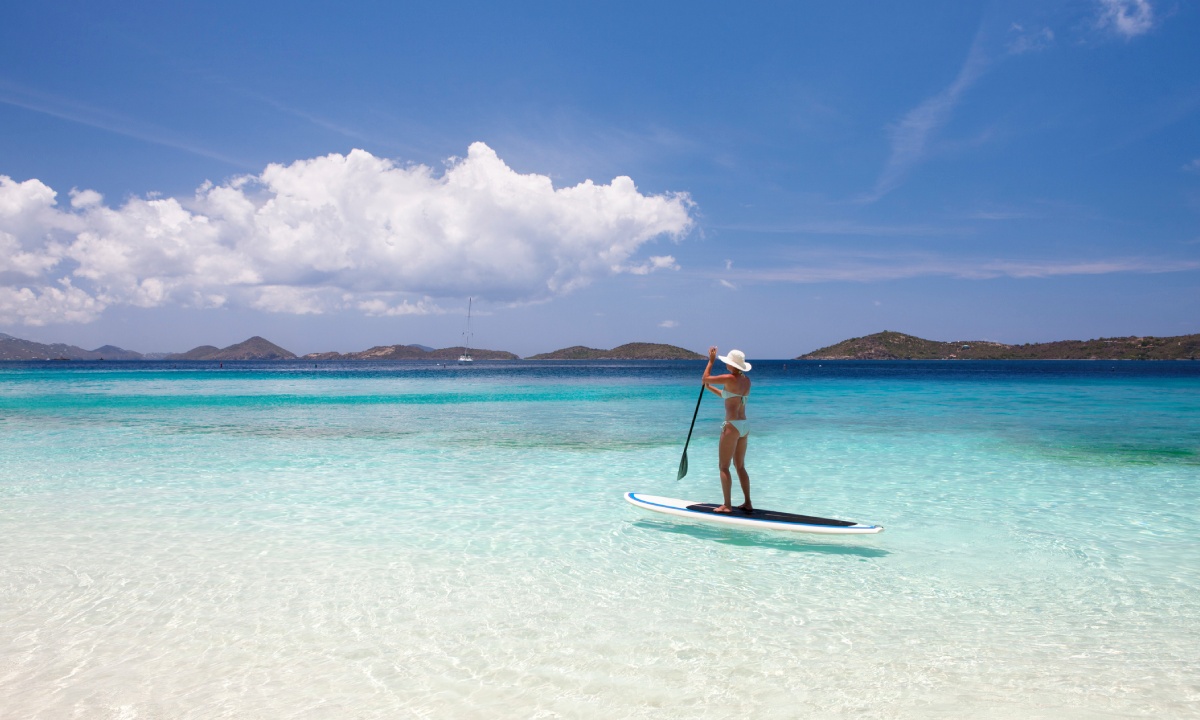 Mujer haciendo paddle surf