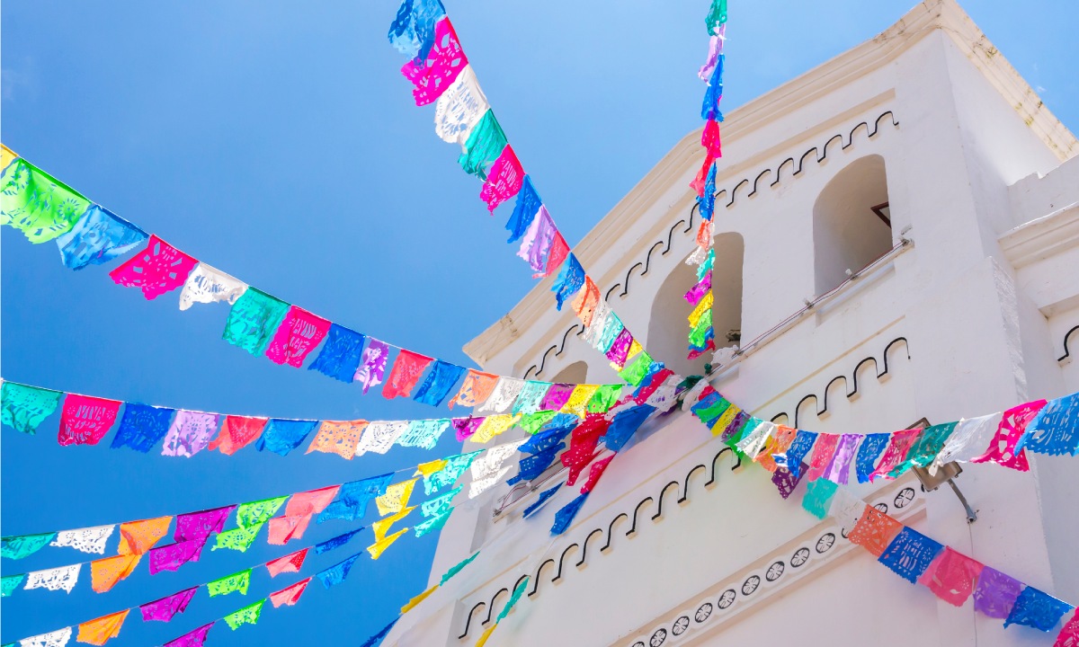 Bunte Papiergirlande an der Fassade einer Kirche