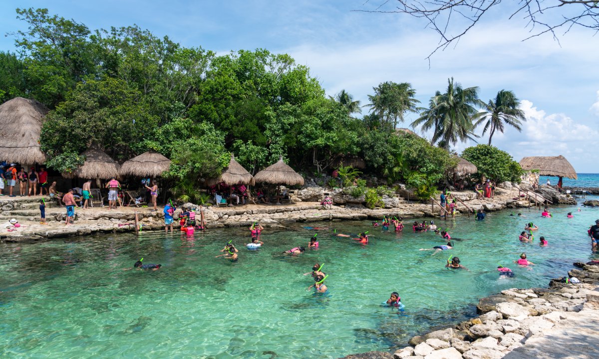 enschen schwimmen in Xcaret