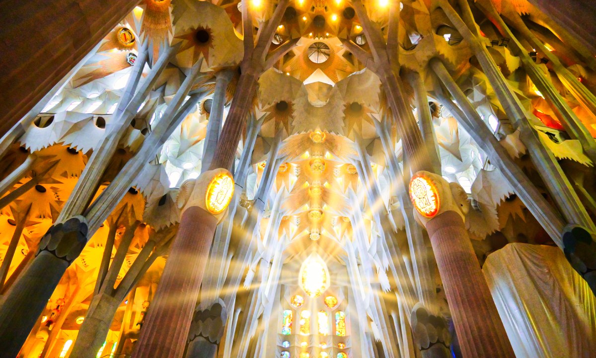 Das beleuchtete Innere der Sagrada Familia
