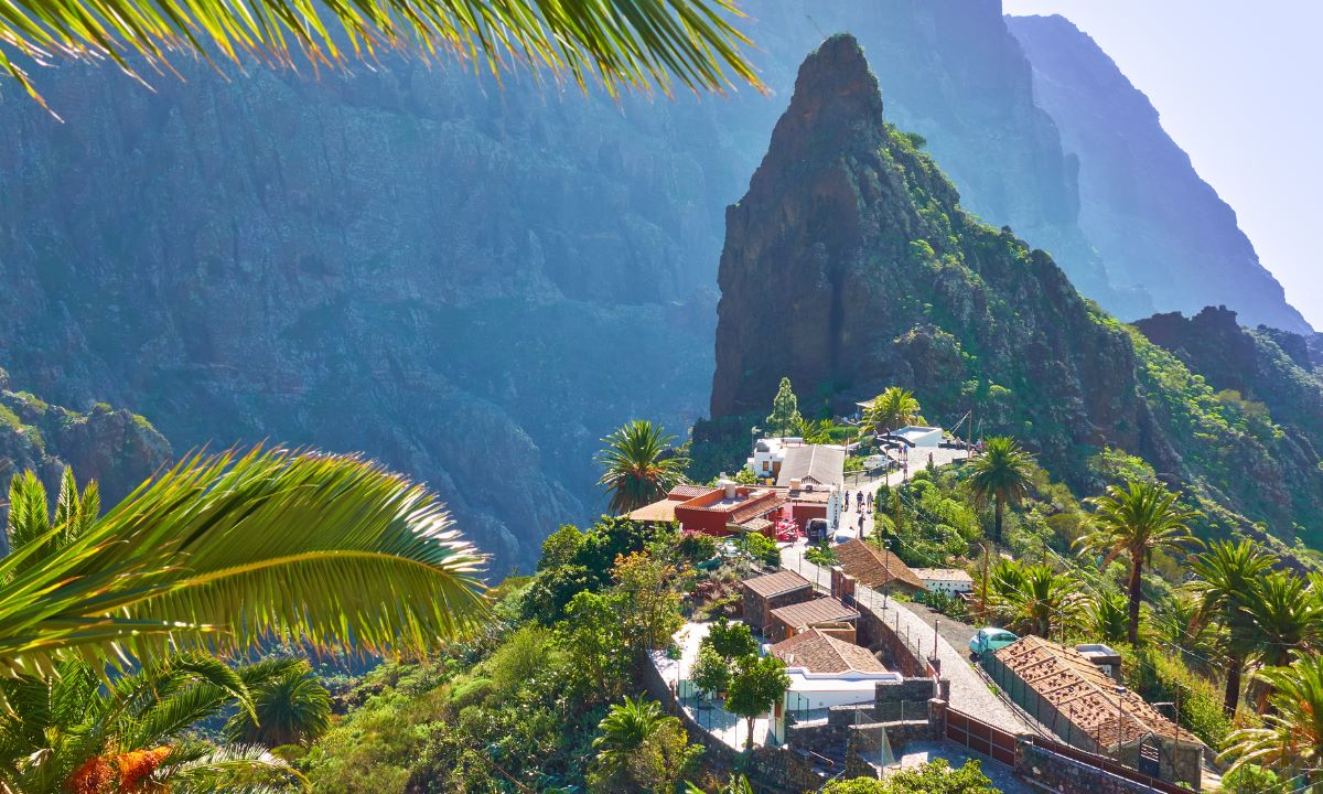 Caserío tradicional de Masca entre montañas escarpadas