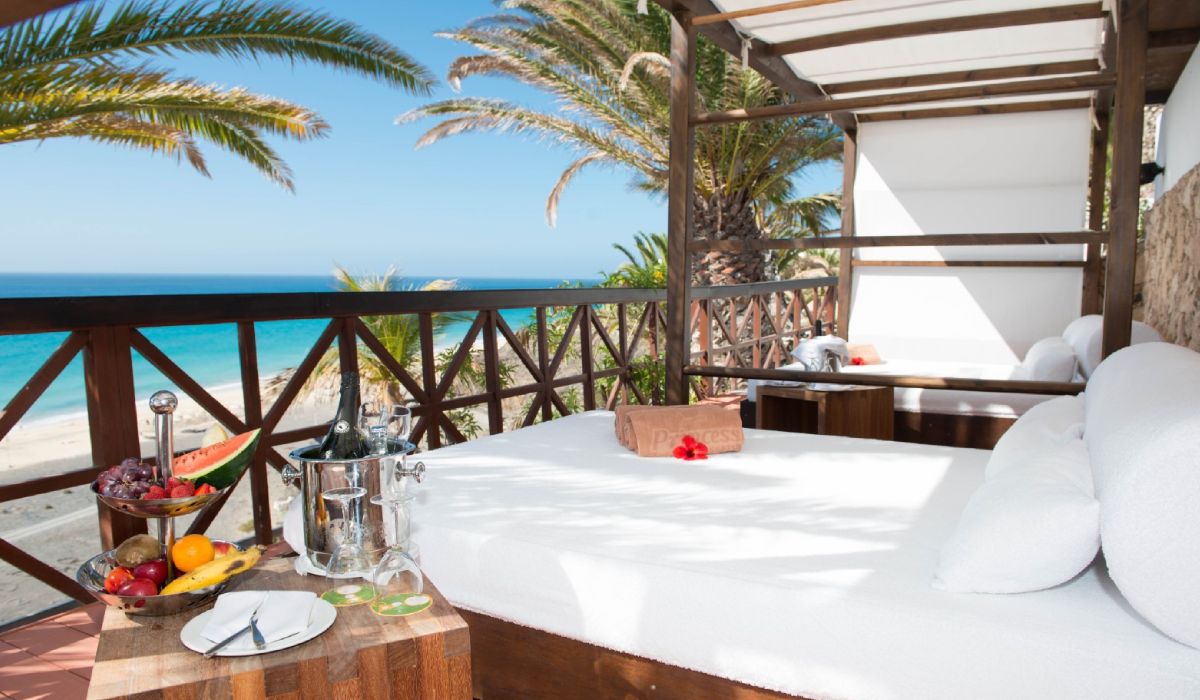 Bali bed with cava and fruit at Club Jandía Princess Bali bed with cava and fruit at Club Jandía Princess