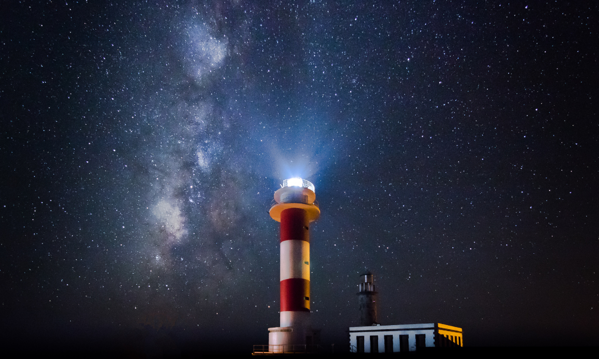 El Faro de Fuencaliente bajo un cielo estrellado