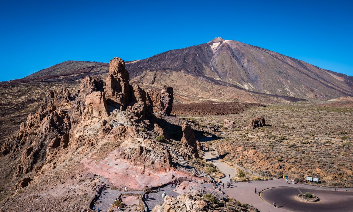 El Teide dominando el paisaje volcánico del Parque Nacional del Teide, con los Roques de García en primer plano
