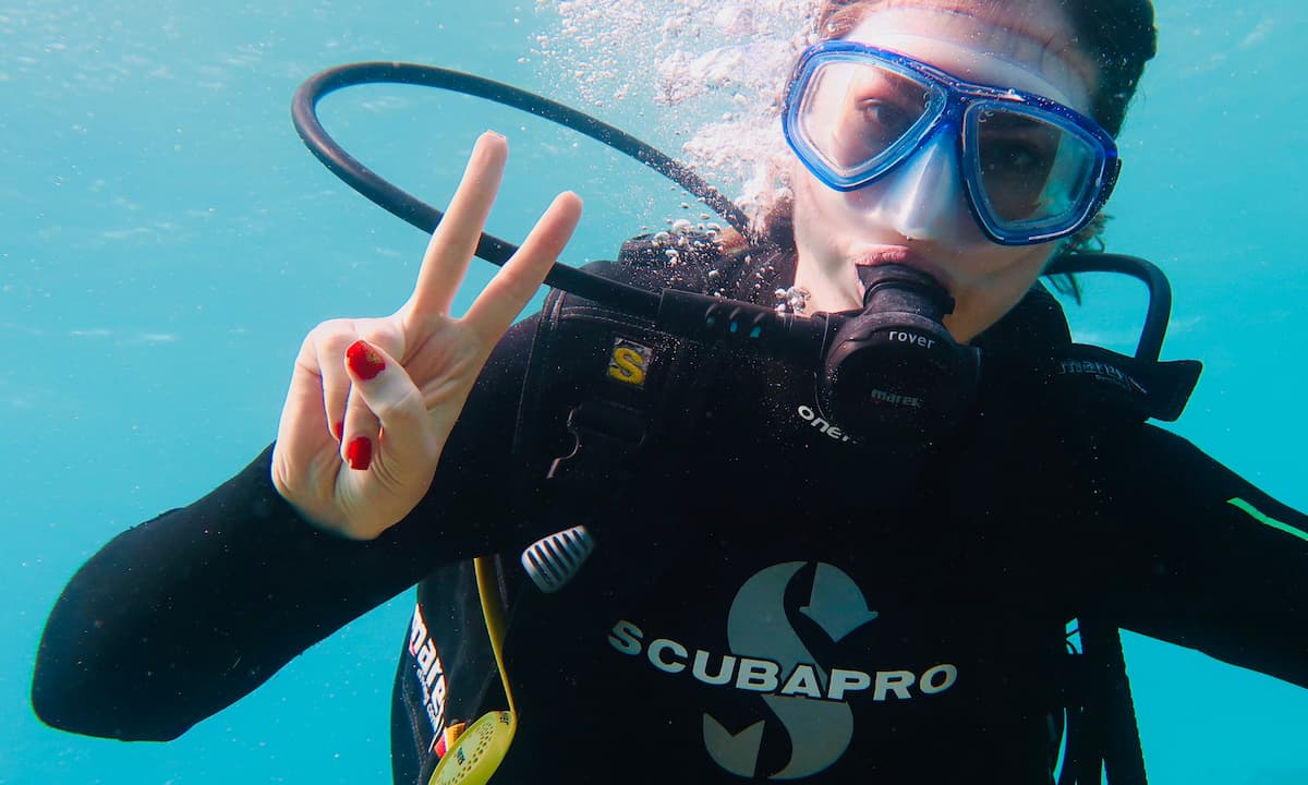 Submarinista saludando en el agua