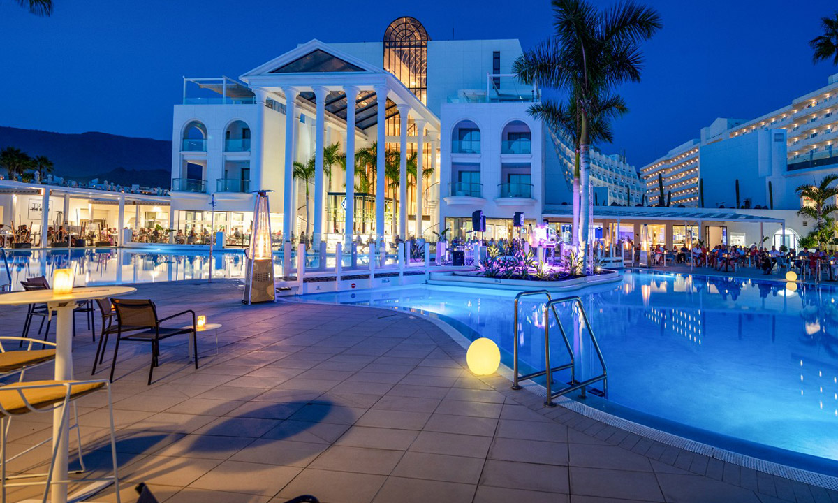 Zona de piscinas del hotel Guayarmina Princess de noche Zona de piscinas del hotel Guayarmina Princess de noche