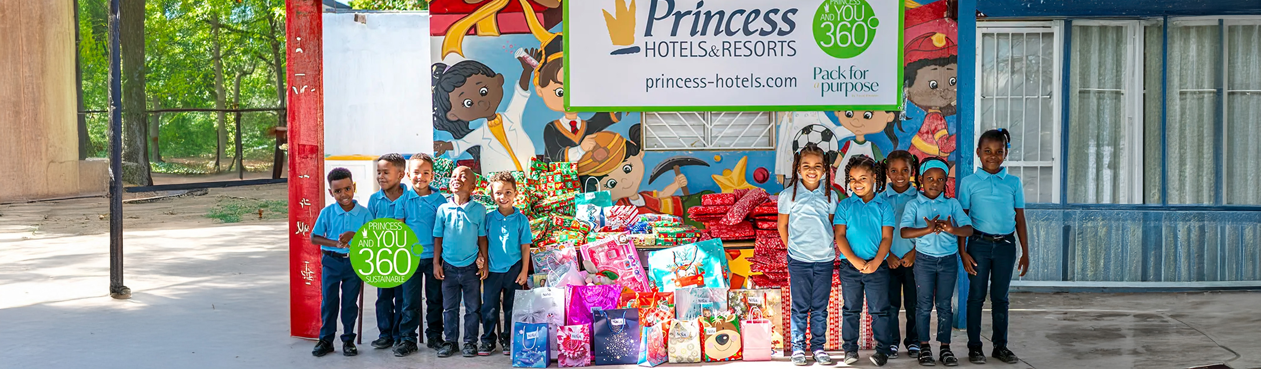 Niños posando con juguetes en Princess Hotels & Resorts