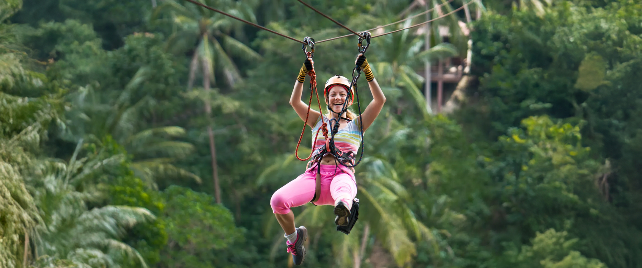 Mujer en tirolina de Scape Park