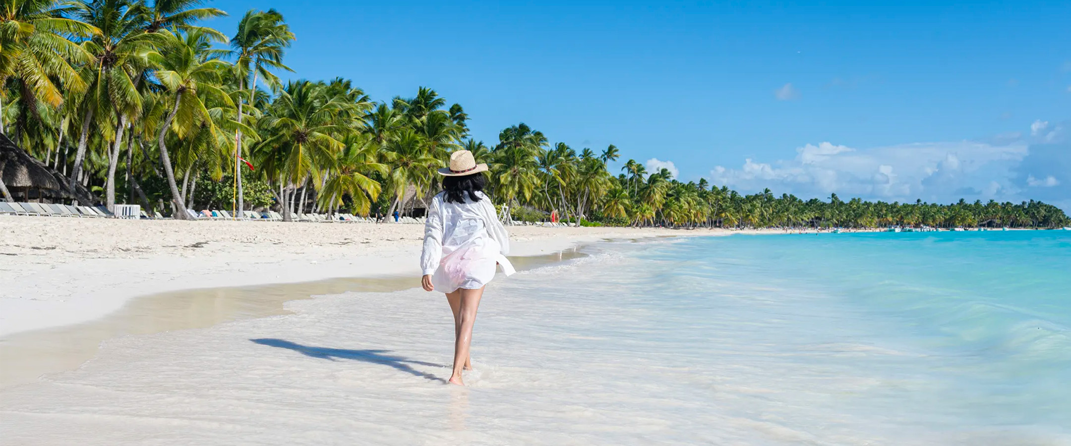 Mujer paseando por playa caribeña