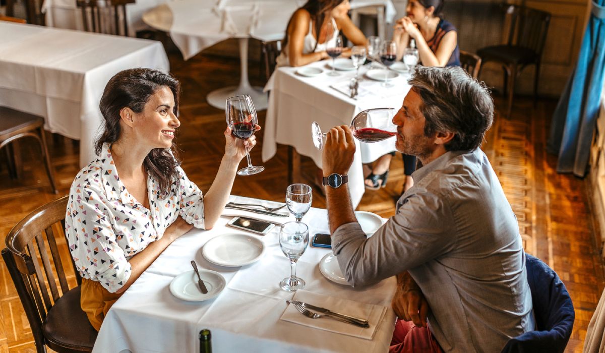 Imagen de dos personas en un restaurante