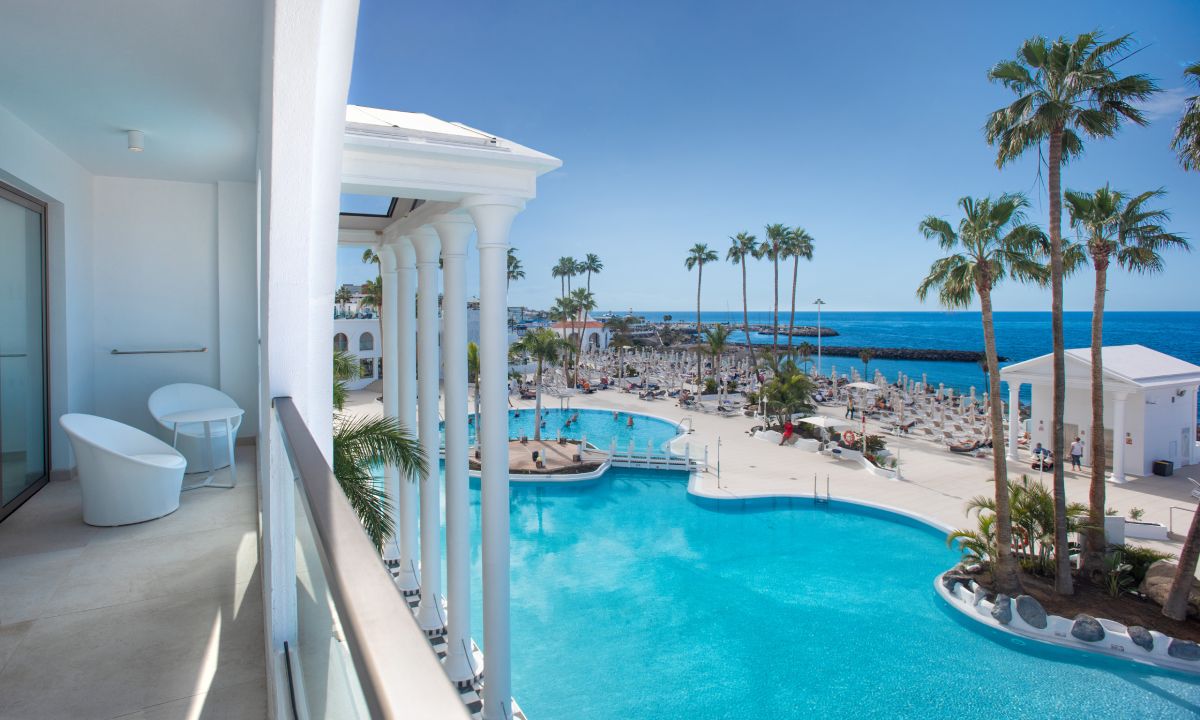 Imagen de la zona de piscinas del hotel Guayarmina Princess