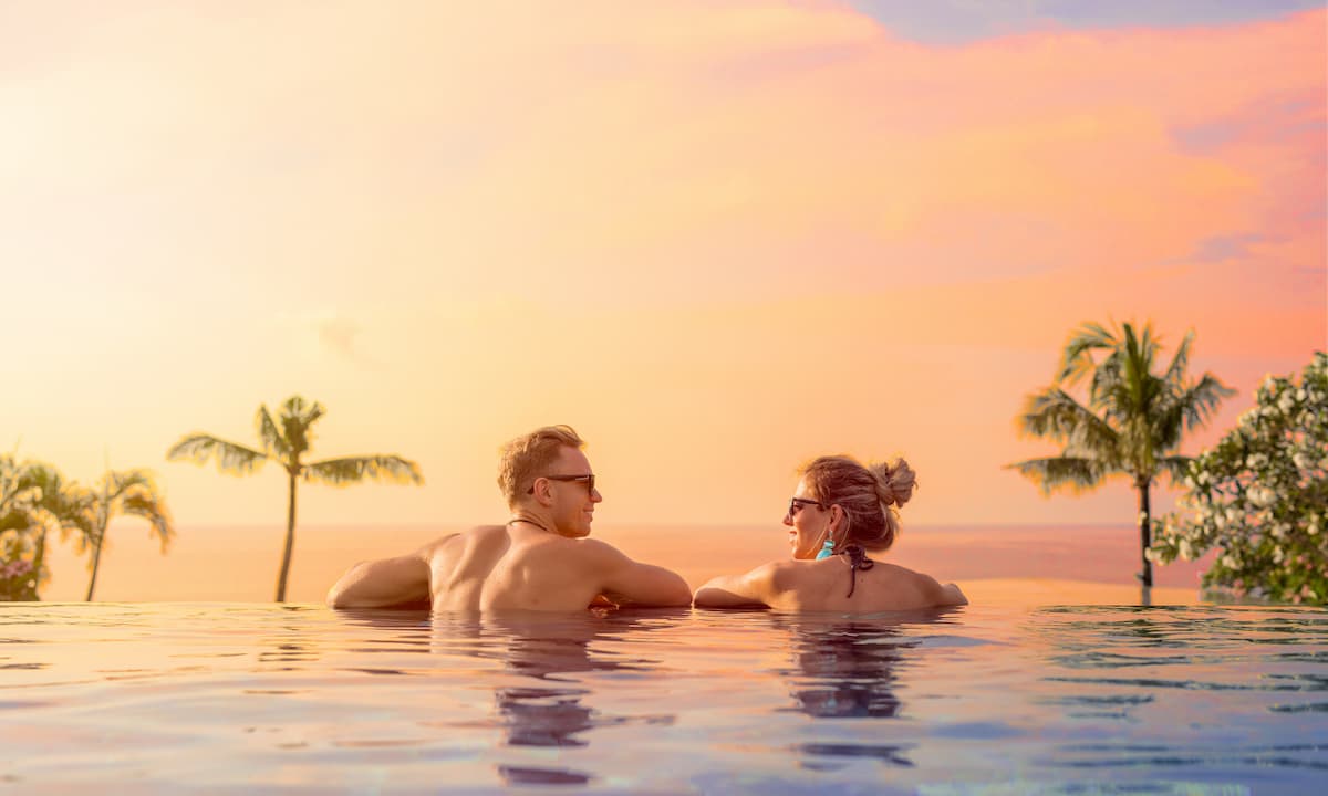 Pareja Piscina Atardecer