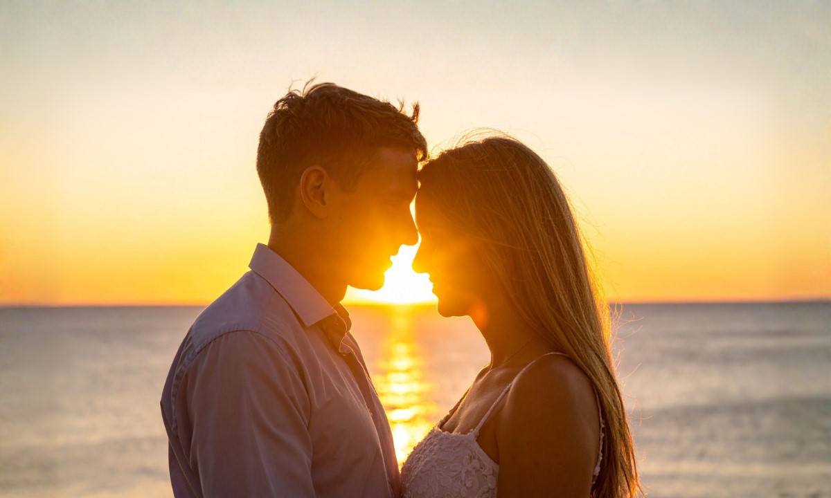 Pareja disfrutando de una escapada romántica en La Palma