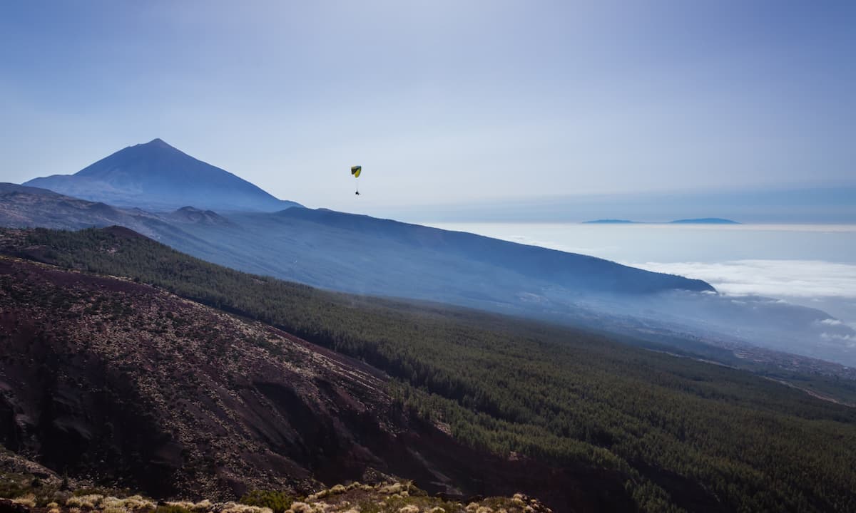 persona practicando parapente en Tenerife en el Teide