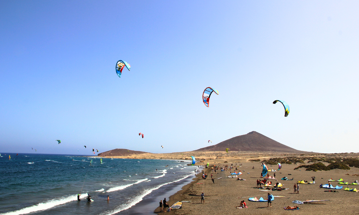 Strand Playa El Médano mit Kitesurfern.
