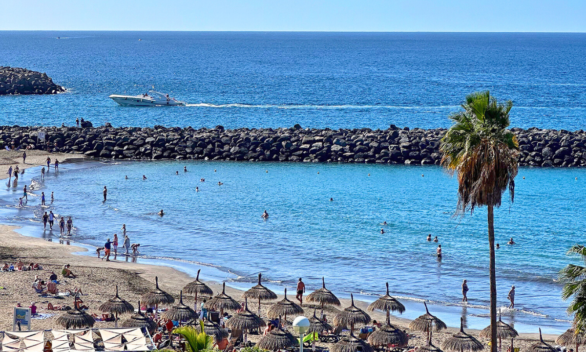 Strand Playa de Fañabé auf Teneriffa, 150 Meter vom Guayarmina Princess entfernt.