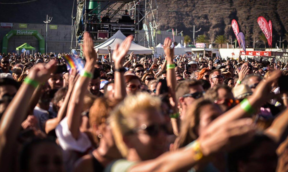 Público animando en un festival al aire libre en La Palma