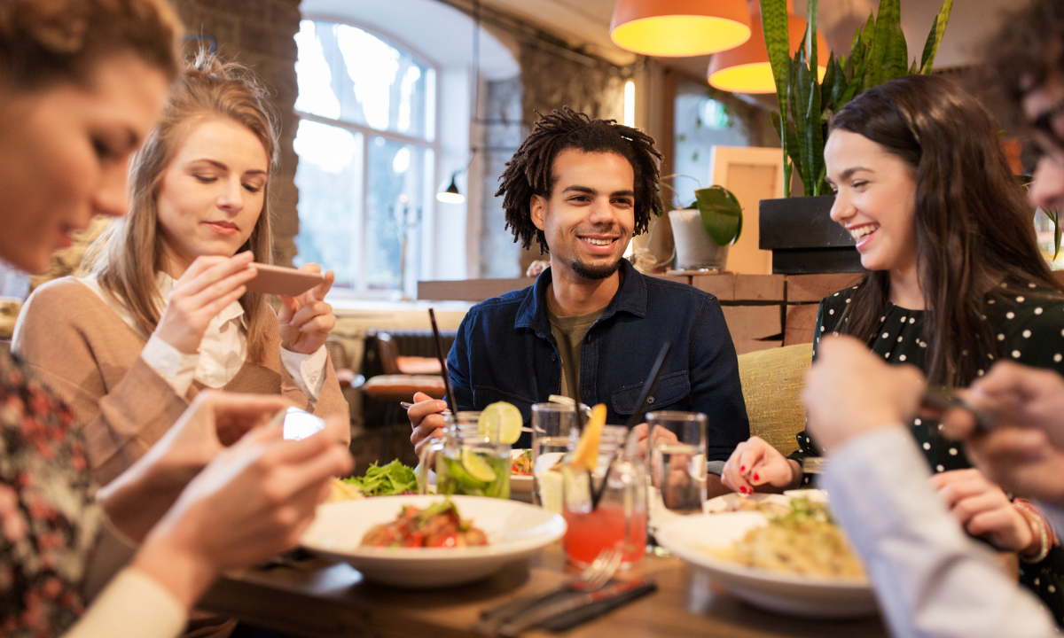 Un grupo de amigos en un restaurante