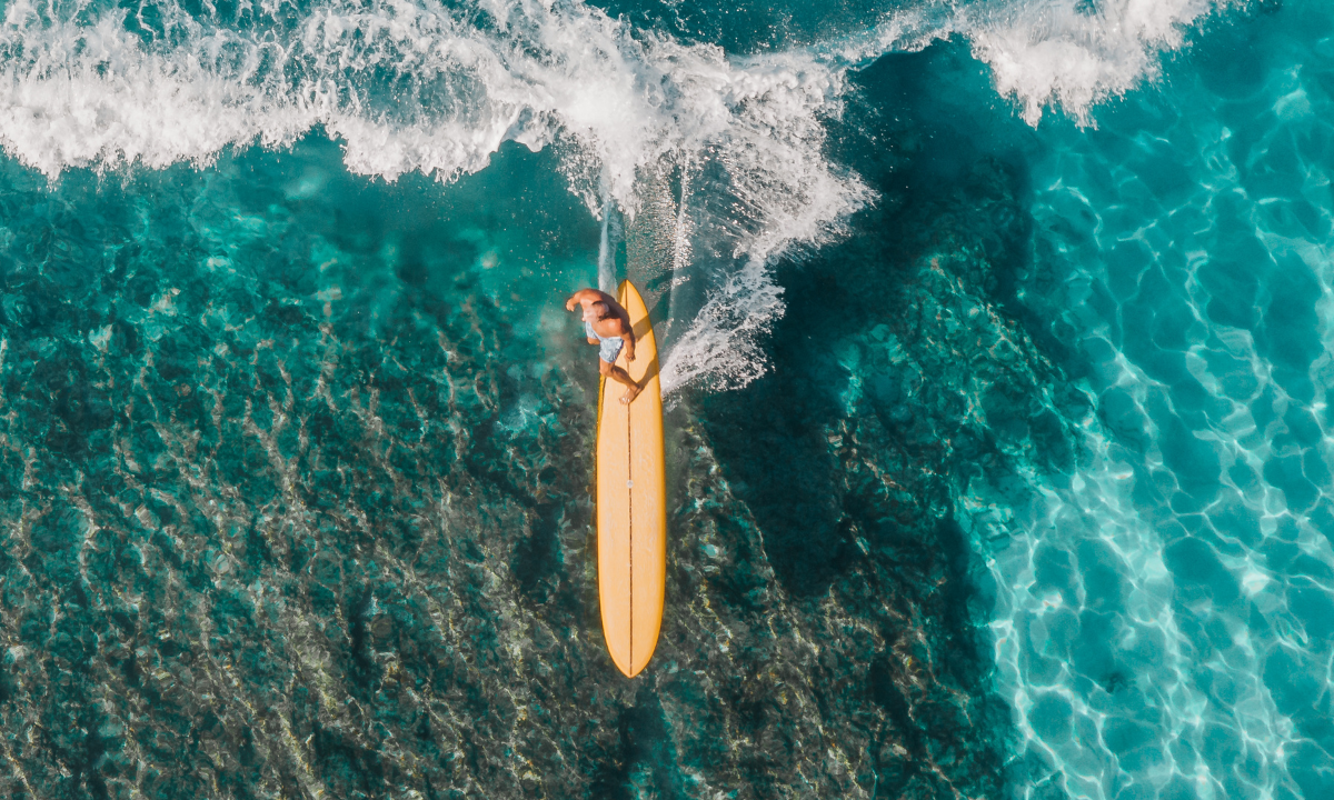 Un hombre en una tabla de surf en el agua