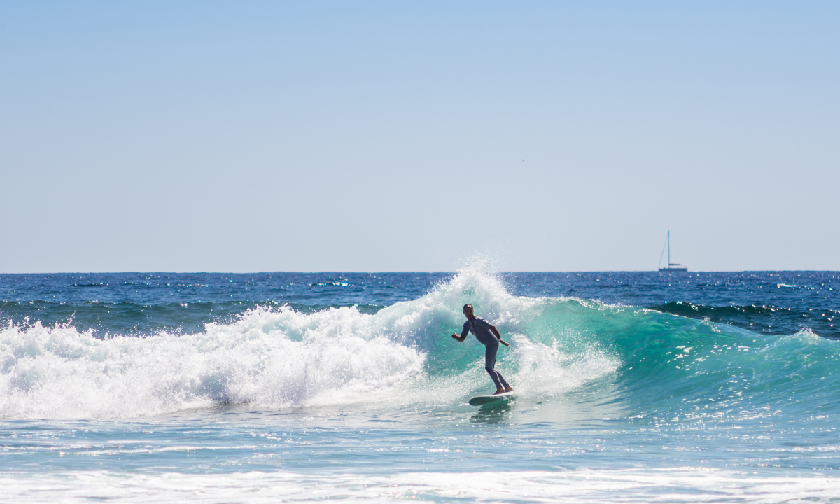 Ein Mann beim Surfen auf Teneriffa.